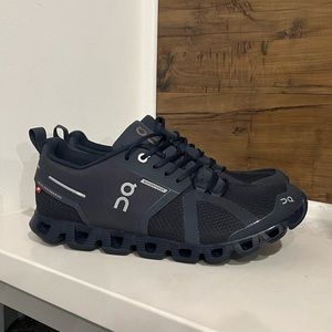 On Running Cloud Waterproof Running Shoe Navy Womens 8 NWOB